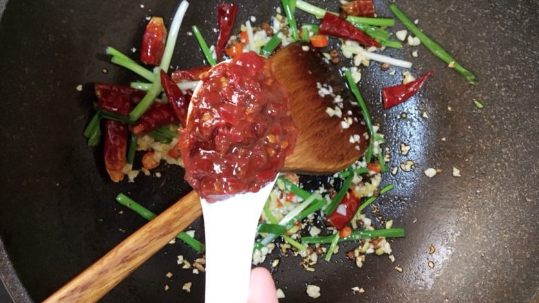 水煮肉片,加入一大茶匙的香辣豆瓣酱，炒出红油