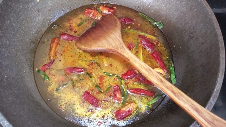 水煮肉片,注入水或高汤淹没食材