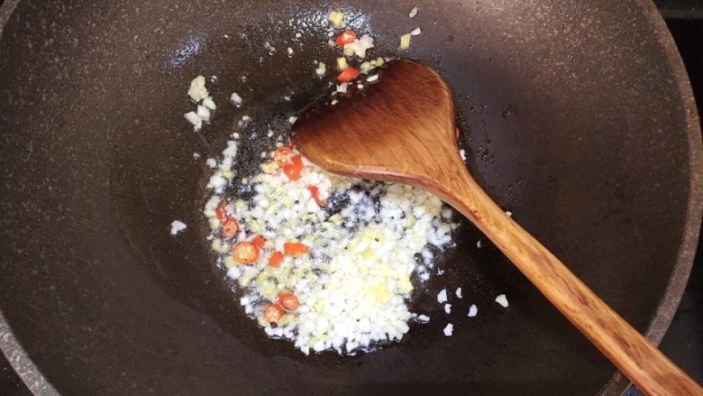 水煮肉片,锅中烧热油，倒入姜蒜辣椒末爆香