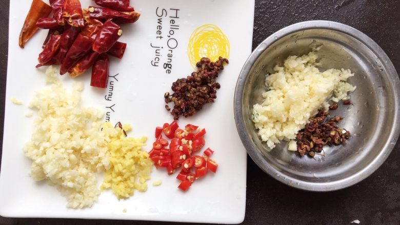 水煮肉片,分别把姜辣椒蒜切末，干辣椒剪段去籽，取一半蒜末和花椒另外装盘备用