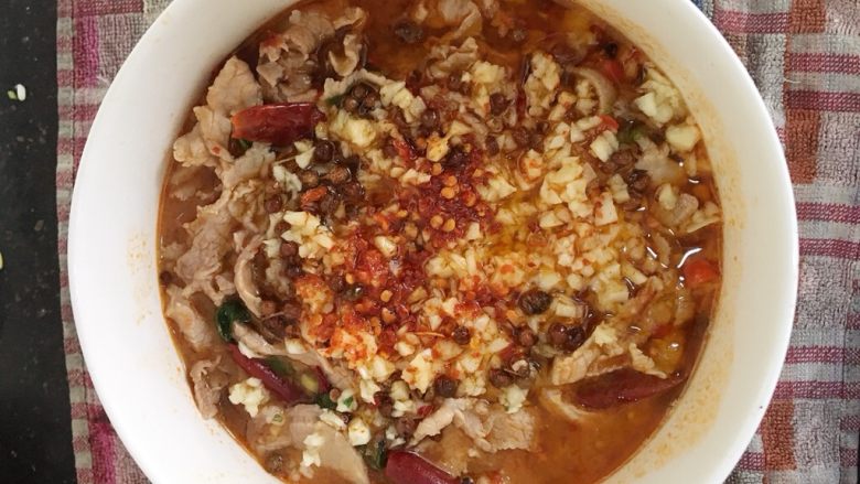 水煮肉片,重新烧热油把热油浇在上面