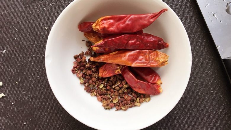 水煮肉片,<a style='color:red;display:inline-block;' href='/shicai/ 86474'>干辣椒</a>和<a style='color:red;display:inline-block;' href='/shicai/ 700'>花椒</a>洗净