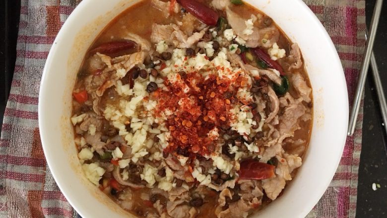 水煮肉片,盛碗，码上另外分开装盘的蒜末和花椒，撒上一茶匙<a style='color:red;display:inline-block;' href='/shicai/ 9613'>辣椒面</a>