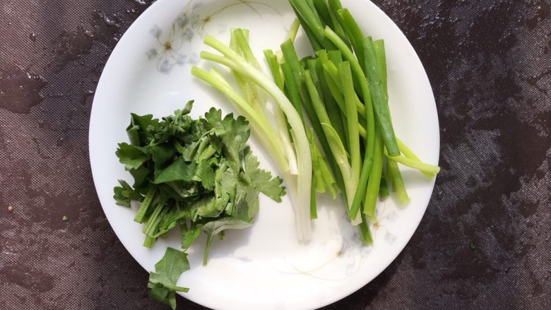 水煮肉片,<a style='color:red;display:inline-block;' href='/shicai/ 131'>香菜</a>和<a style='color:red;display:inline-block;' href='/shicai/ 157'>小葱</a>分别切段备用