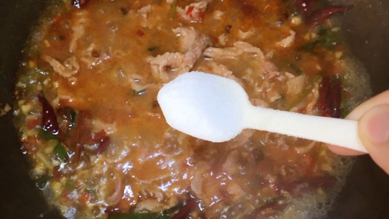 水煮肉片,加入一茶匙盐