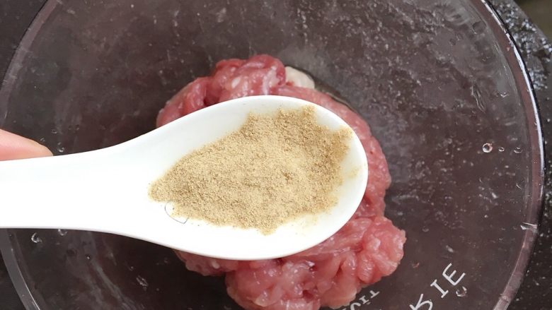 水煮肉片,加入半茶匙<a style='color:red;display:inline-block;' href='/shicai/ 720'>胡椒粉</a>