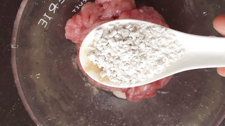 水煮肉片,加入一茶匙干淀粉