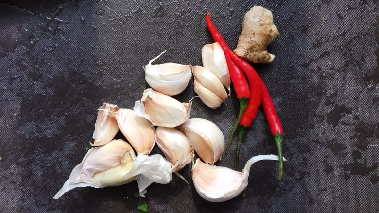 水煮肉片,准备<a style='color:red;display:inline-block;' href='/shicai/ 2795'>蒜头</a>八瓣，新鲜<a style='color:red;display:inline-block;' href='/shicai/ 62'>辣椒</a>3个和一小块<a style='color:red;display:inline-block;' href='/shicai/ 37'>姜</a>