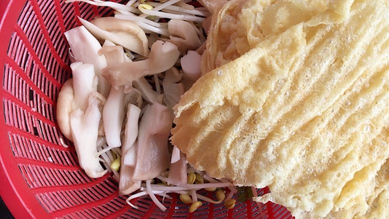 水煮肉片,准备洗配菜，<a style='color:red;display:inline-block;' href='/shicai/ 120'>豆芽</a>洗净，<a style='color:red;display:inline-block;' href='/shicai/ 2939'>秀珍菇</a>切小块，炸腐皮取半张