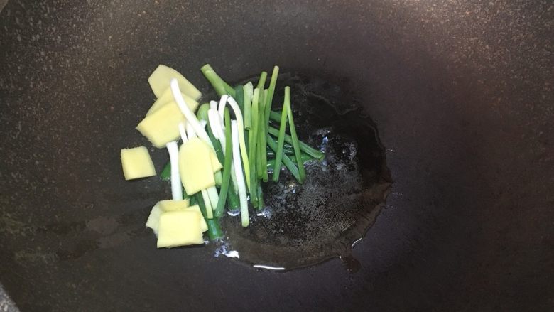 咖喱土豆鸡肉盖饭,锅中热油,放入葱段和姜片爆香
