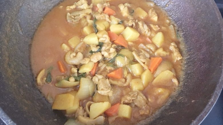 咖喱土豆鸡肉盖饭,开锅尝味道和看看土豆熟了没有,可以就装盘