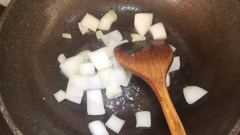 咖喱土豆鸡肉盖饭,锅中倒入油,爆香洋葱块