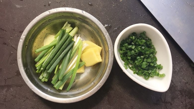 咖喱土豆鸡肉盖饭,小葱部分切段，部分切成葱末，生姜切片