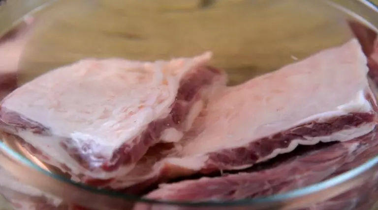 红烧牛腩的做法,细火慢炖出好味——红烧牛腩,将牛腩放入水中浸泡出多余血水