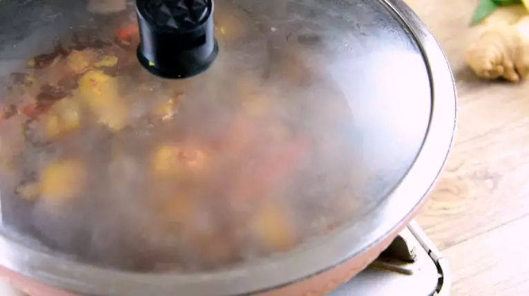 红烧牛腩的做法,细火慢炖出好味——红烧牛腩,加入清水,沸腾后加盖小火焖煮1小时