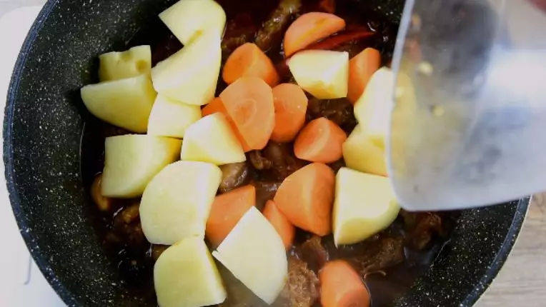 红烧牛腩的做法,细火慢炖出好味——红烧牛腩,最后加入胡萝卜、土豆,再焖20分钟即可