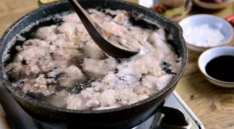 红烧牛腩的做法,细火慢炖出好味——红烧牛腩,冷水下牛腩,煮沸撇去多余浮沫,断生后捞出备用