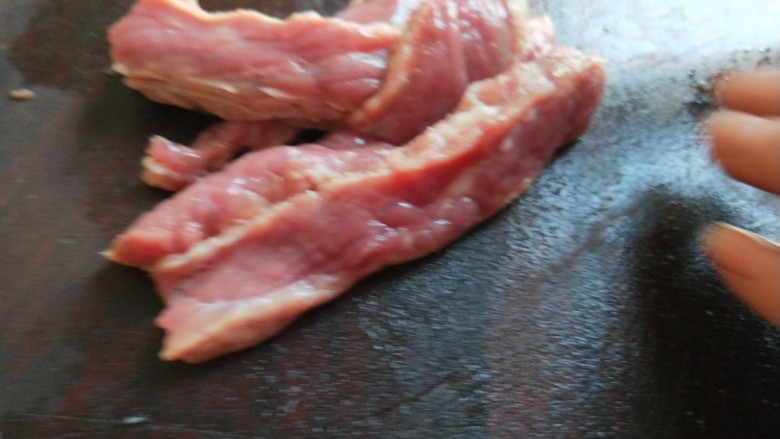 新文美食 香辣牛肉面,牛肉开始切成小丁。
