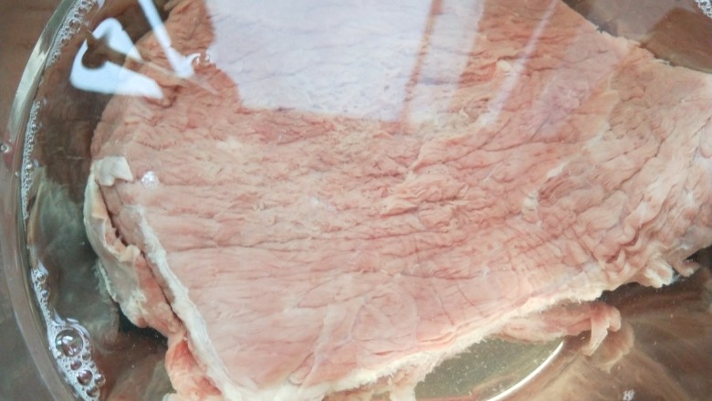 新文美食 香辣牛肉面,<a style='color:red;display:inline-block;' href='/shicai/ 216'>牛肉</a>用清水泡一小时洗干净。