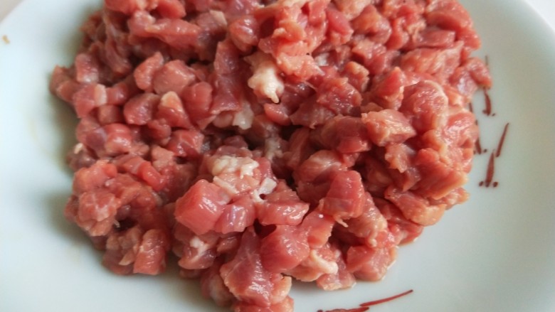 新文美食 香辣牛肉面,切好备用。