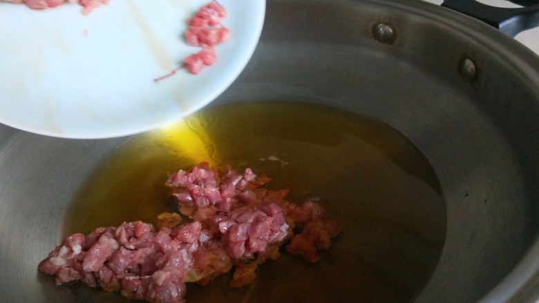 新文美食 香辣牛肉面,倒入牛肉丁。