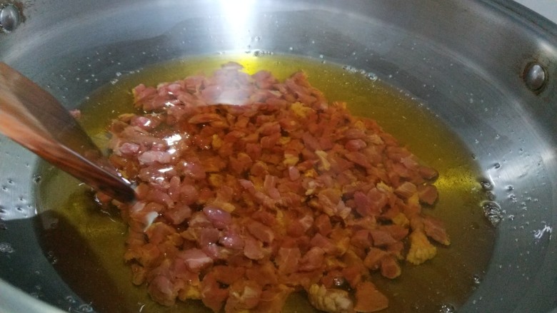 新文美食 香辣牛肉面,做牛肉酱要油多。