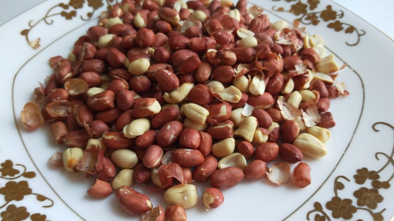 新文美食 香辣牛肉面,<a style='color:red;display:inline-block;' href='/shicai/ 4262'>花生米</a>提前用的300克盐炒熟放凉。