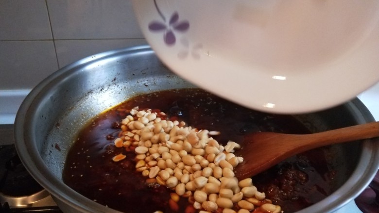 新文美食 香辣牛肉面,加入花生米。