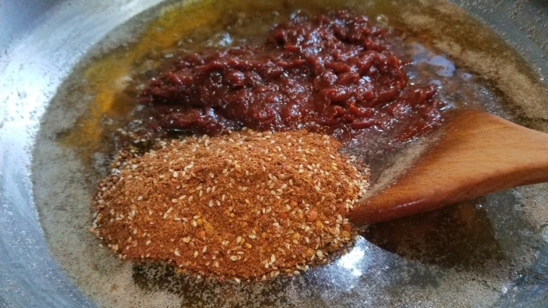 新文美食 香辣牛肉面,倒入料包。