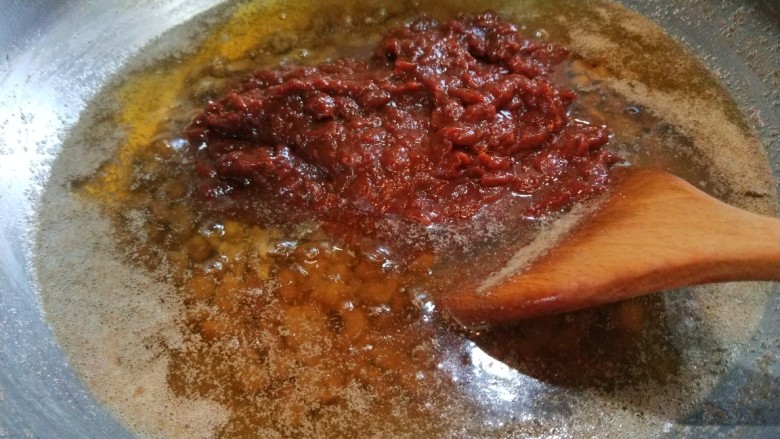新文美食 香辣牛肉面,这会儿的油很清了。