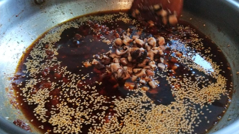 新文美食 香辣牛肉面,加入熟芝麻。
