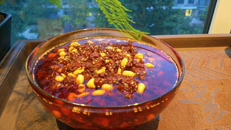 新文美食 香辣牛肉面,一碗香辣酱就做好了。