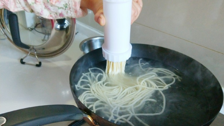 新文美食 香辣牛肉面,加入鸡蛋保条不断,加入油光滑好压出来。