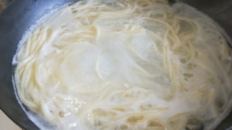 新文美食 香辣牛肉面,开锅两分钟即可捞出来。