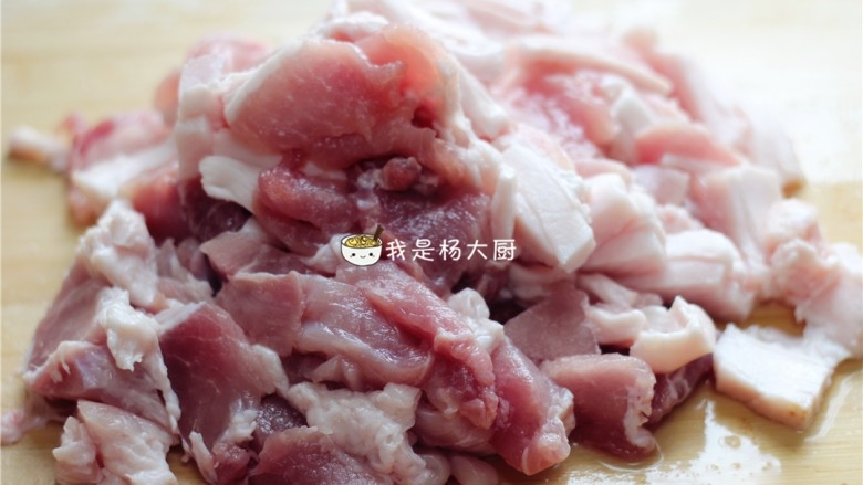 西芹猪肉饺子,<a style='color:red;display:inline-block;' href='/shicai/ 428'>五花肉</a>切小块