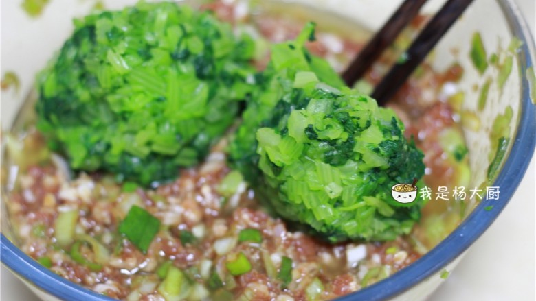 西芹猪肉饺子,将西芹末的水分挤去,放入肉馅中,搅拌均匀
