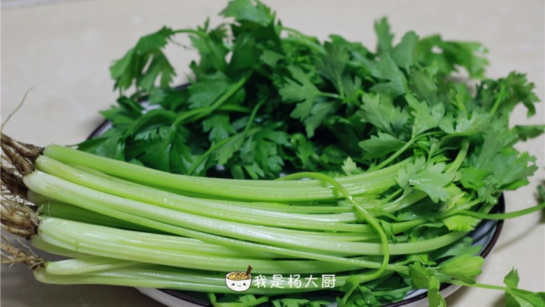 西芹猪肉饺子,<a style='color:red;display:inline-block;' href='/shicai/ 143'>西芹</a>洗净,去根