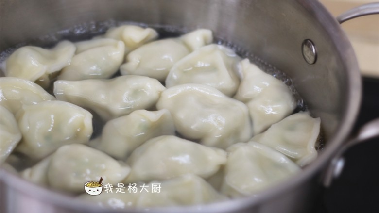 西芹猪肉饺子,煮饺子,常言说,仨滚儿的饺子俩滚儿的面,煮饺子水滚三次就熟了