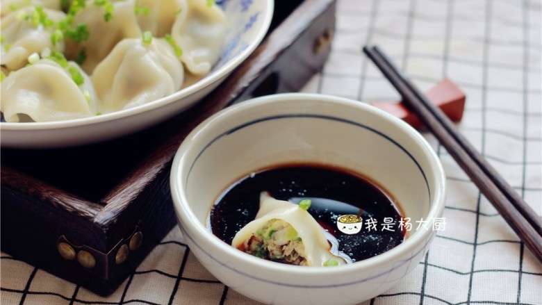 西芹猪肉饺子,我爱蘸醋吃,您爱蘸啥?