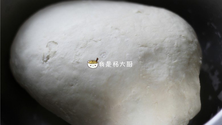 西芹猪肉饺子,<a style='color:red;display:inline-block;' href='/shicai/ 519'>面粉</a>加适量清水,和成面团,上面盖一块湿布醒半小时