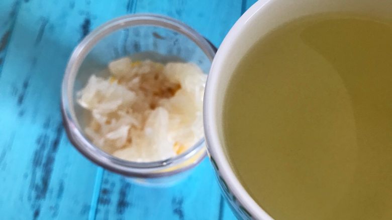 蜂蜜柚子玉米汁,加入柚子肉,倒入煮玉米的水