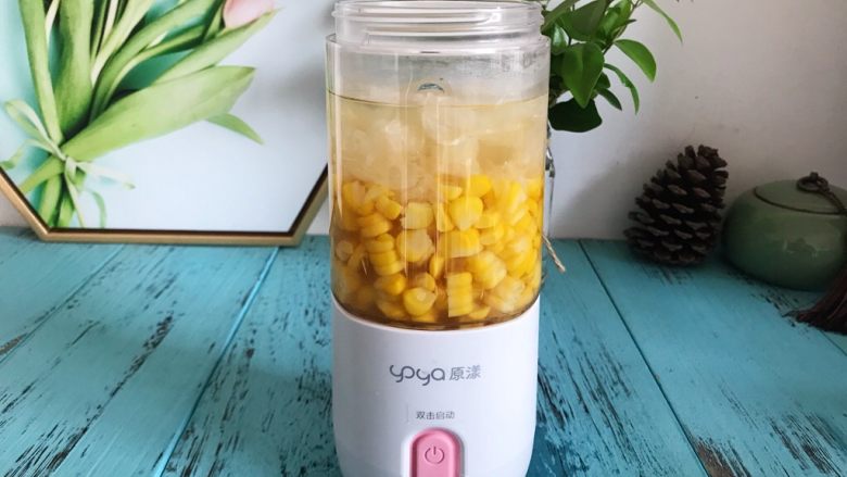 蜂蜜柚子玉米汁,这里要注意的是,食材不要放的太满,以免影响榨汁机的搅拌,八分满就可以了