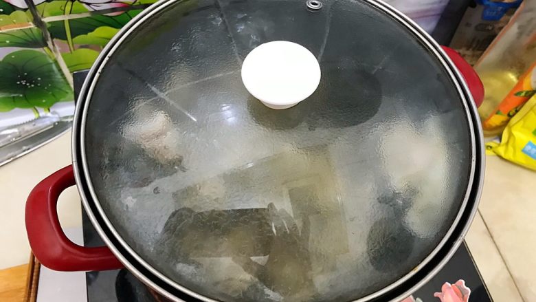 春笋五鲜,盖上锅盖,转中小火,煮30分钟