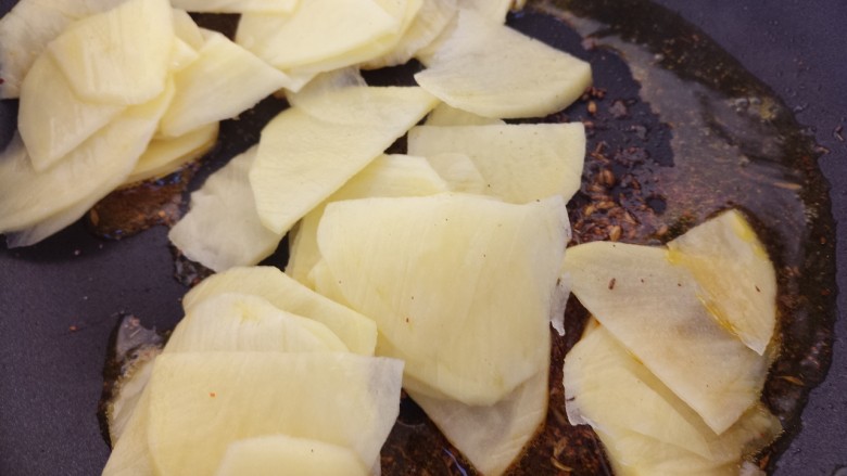 孜然土豆片,调料炒出香味，加入土豆片炒。