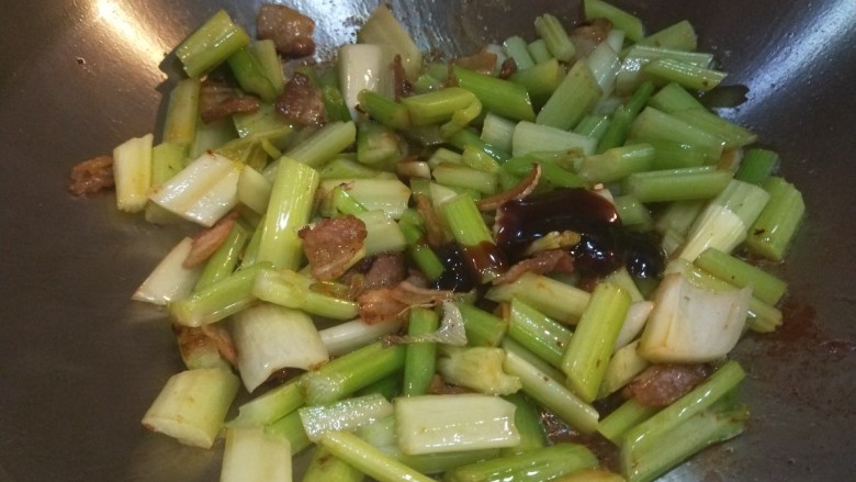 皇后锅 芹菜炒肉,加适量耗油。