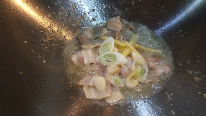 皇后锅 芹菜炒肉,炒均匀放入葱姜蒜。