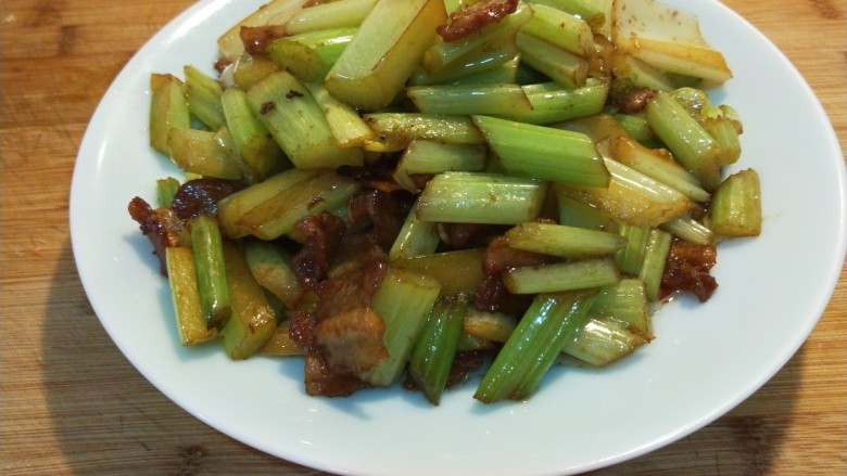 皇后锅 芹菜炒肉,装盘即可食用。