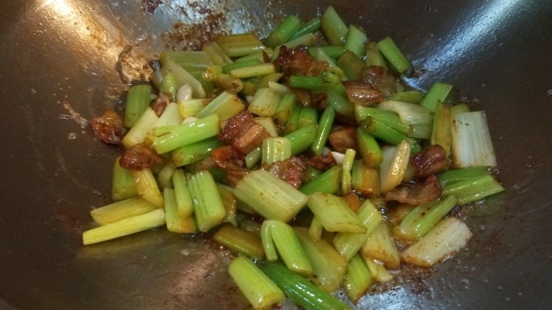 皇后锅 芹菜炒肉,翻炒均匀。