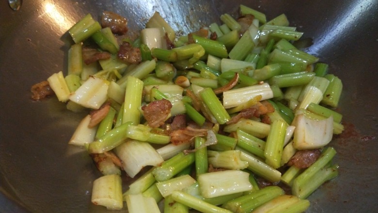 皇后锅 芹菜炒肉,倒入芹菜翻炒均匀。