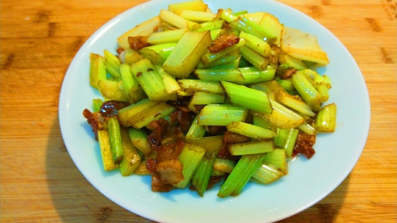 皇后锅 芹菜炒肉,成品图